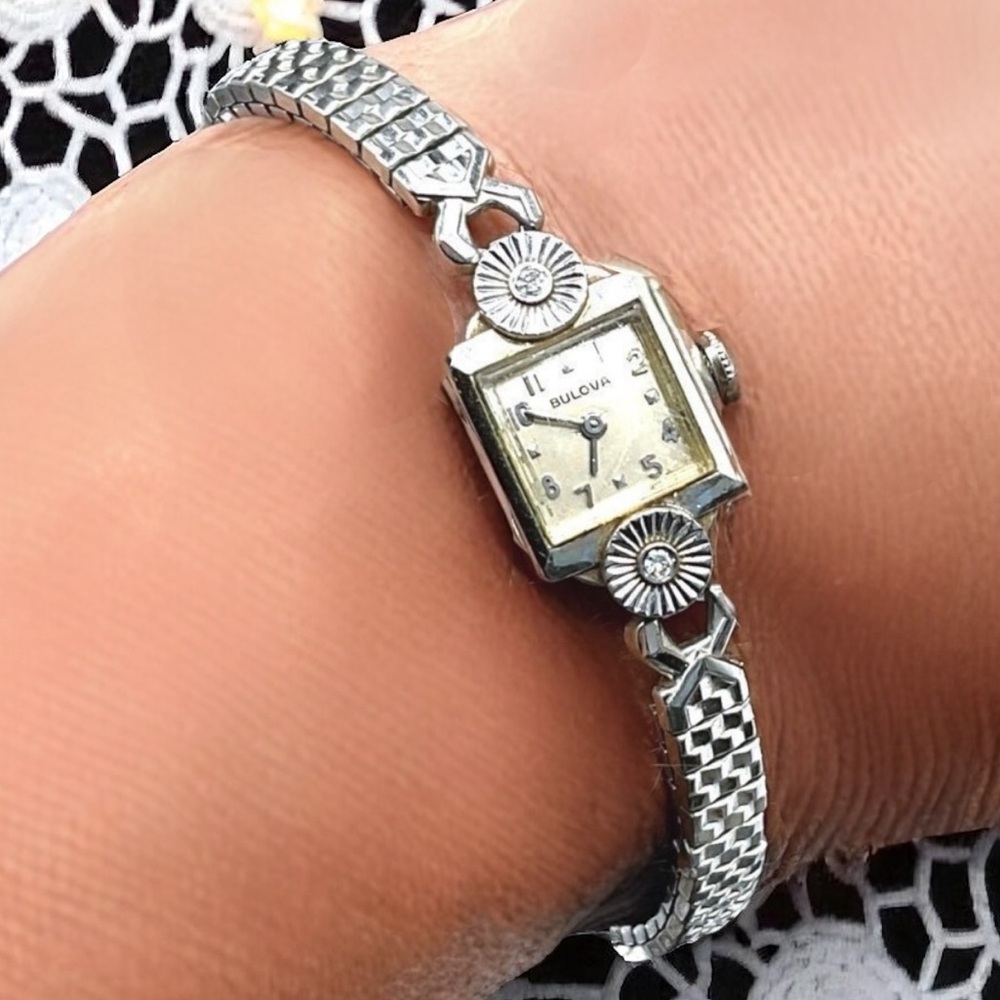 ❤️ WORKINGVintage Bulova Gold .25 CTW Genuine Diamond Watch - Picture 11 of 11